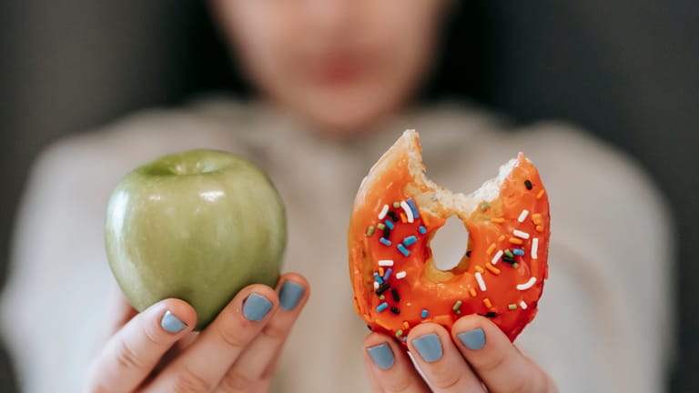 food decisions for creating healthy habits, apple or donut?