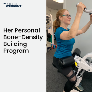 Female member training on the lat pulldown machine